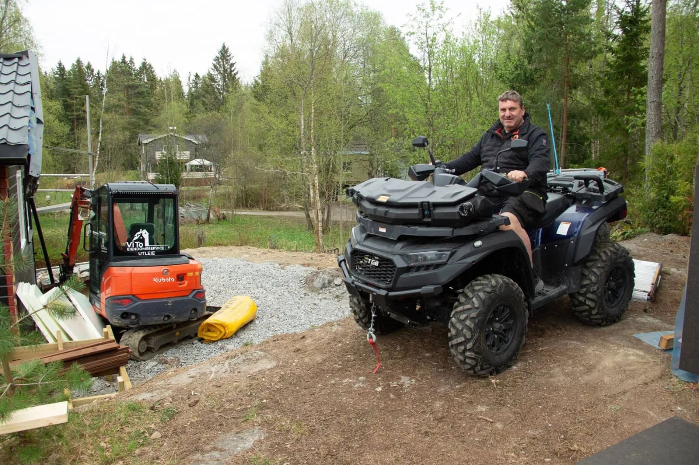 ViTo-medarbeider med ATV og minigraver på oppdrag