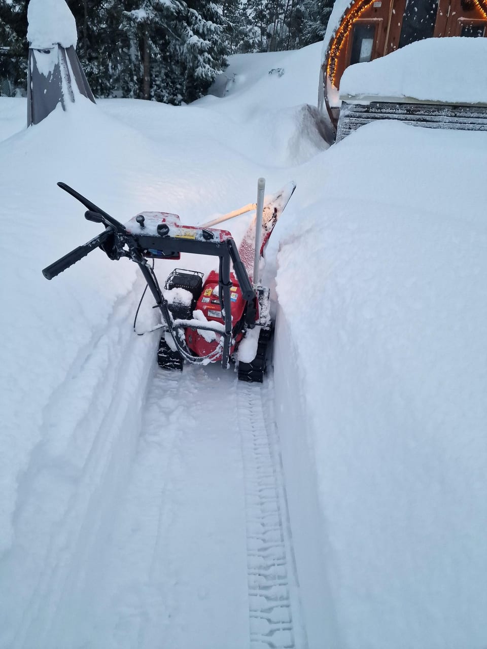 Snøfreser rydder adkomst gjennom dyp snø