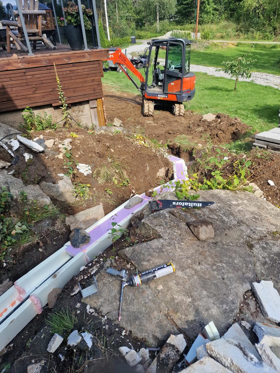 Minigraver i arbeid ved bolig