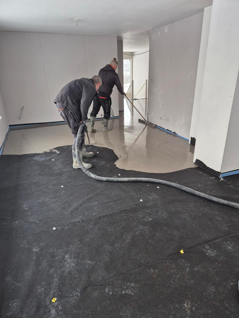 Arbeid med avretting av gulv