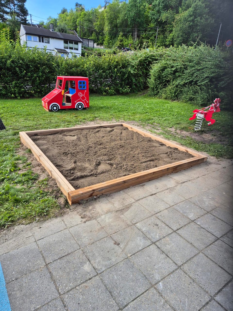 Ny sandkasse på lekeplass