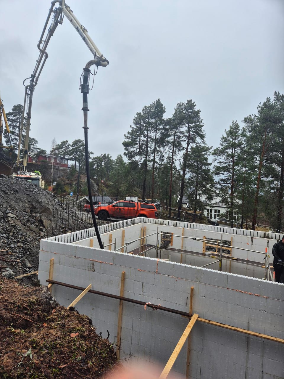 Støping av grunnmur med betongpumpe