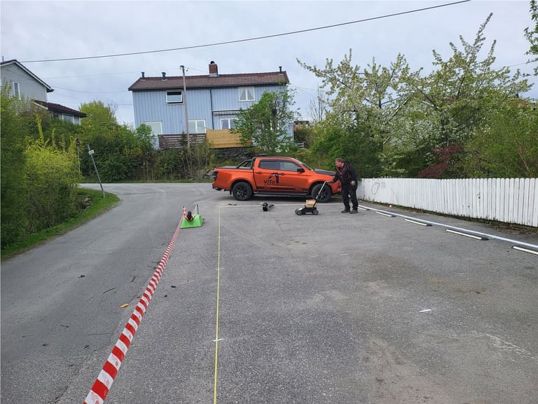 Vedlikeholdsarbeid på et parkeringsområde